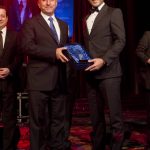 Dışişleri Bakanı Mevlüt Çavuşoğlu Ödül Verirken